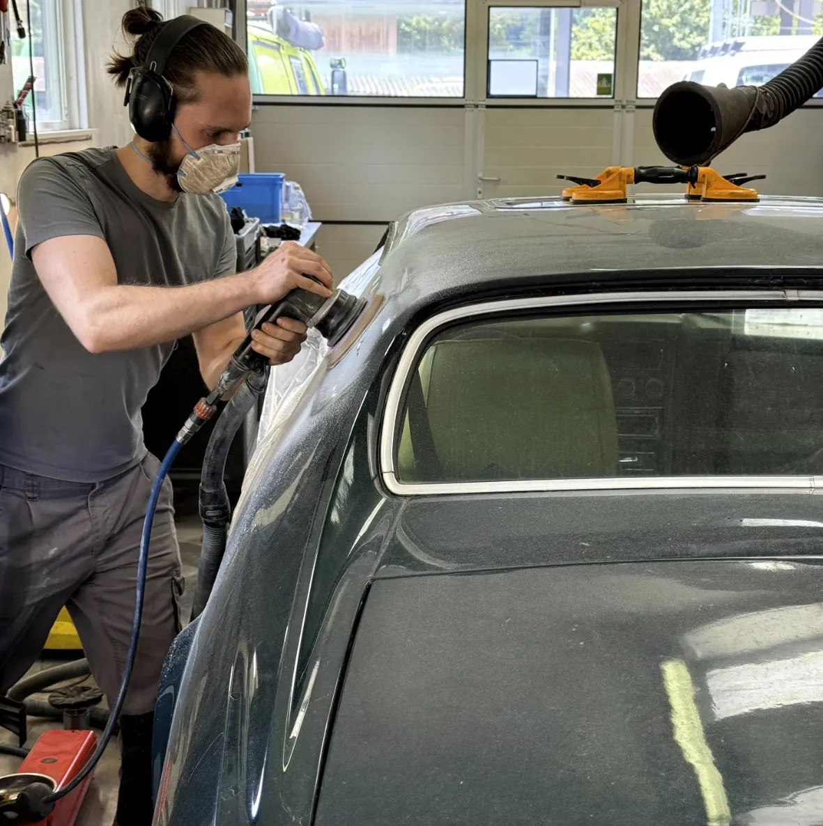 Andreas Tanner bei der Restauration eines klassischen Fahrzeugs
